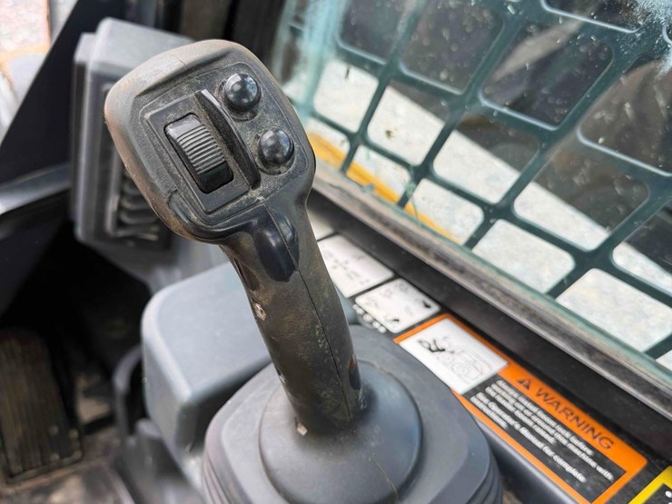 2018-deere-332g-image-16