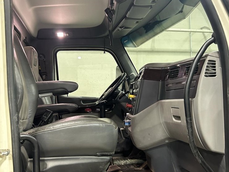 2016-peterbilt-579-image-30