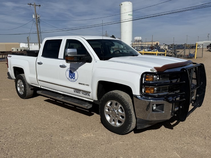 2015-chevrolet-silverado-2500hd-image-1
