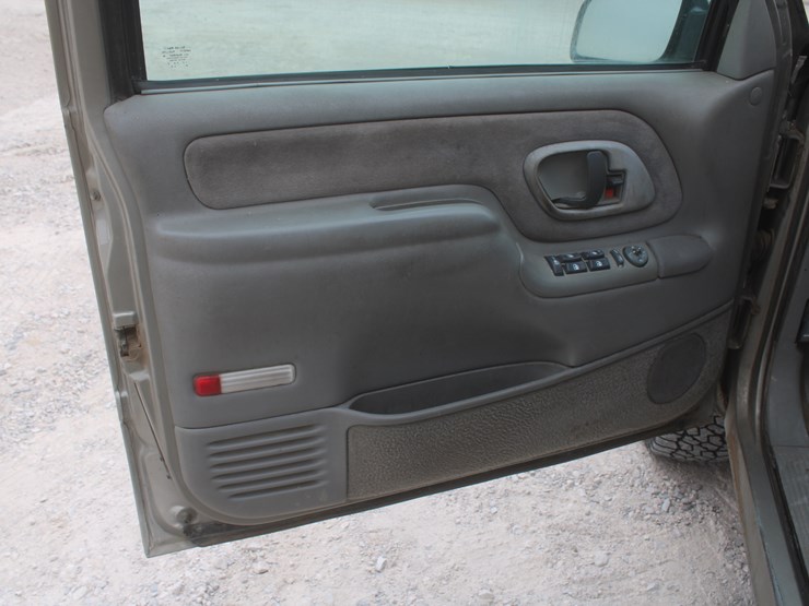 2000-chevrolet-k3500-image-34