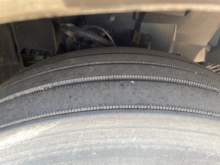 #115-•-2013-volvo-single-axle-day-cab-semi-tractor-(has-wi-title)-image-17