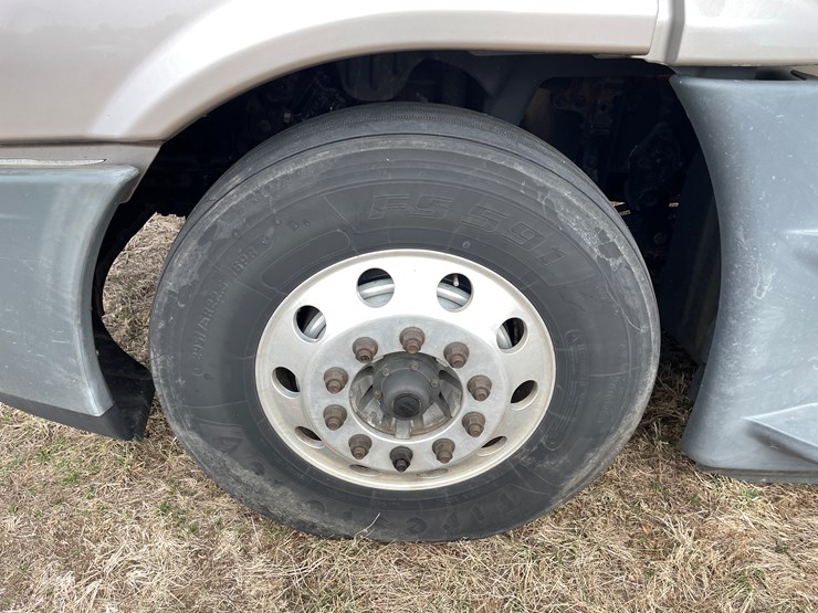 #104-•-2016-freightliner-cascade-evolution-sleeper-cab-semi-tractor-(has-wi-title)-image-8