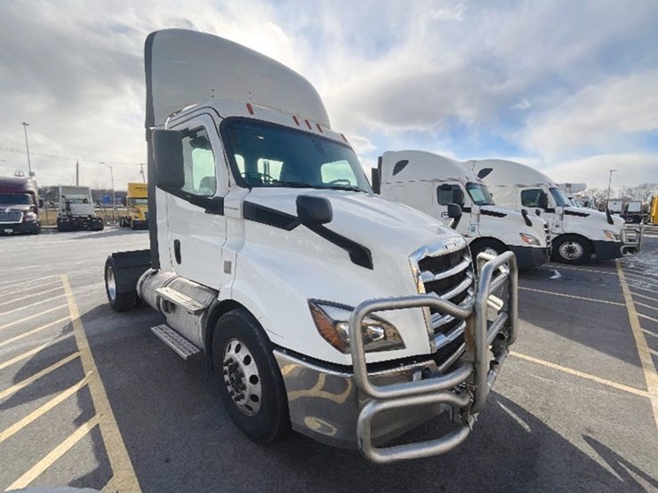 2019-freightliner-cascadia-116-image-1