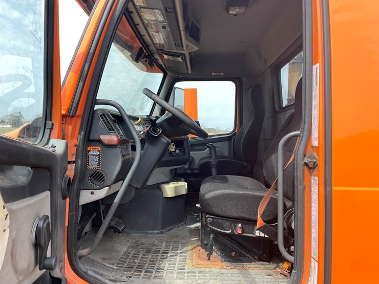 #121-•-2009-volvo-day-cab-semi-tractor-(has-wi-title)-image-73