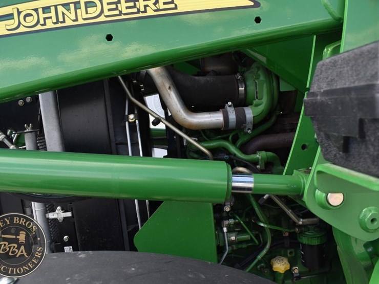 2014-john-deere-6140d-image-32