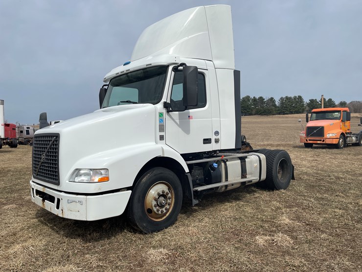 #116-•-2018-volvo-single-axle-day-cab-semi-tractor-(has-wi-title)-image-1