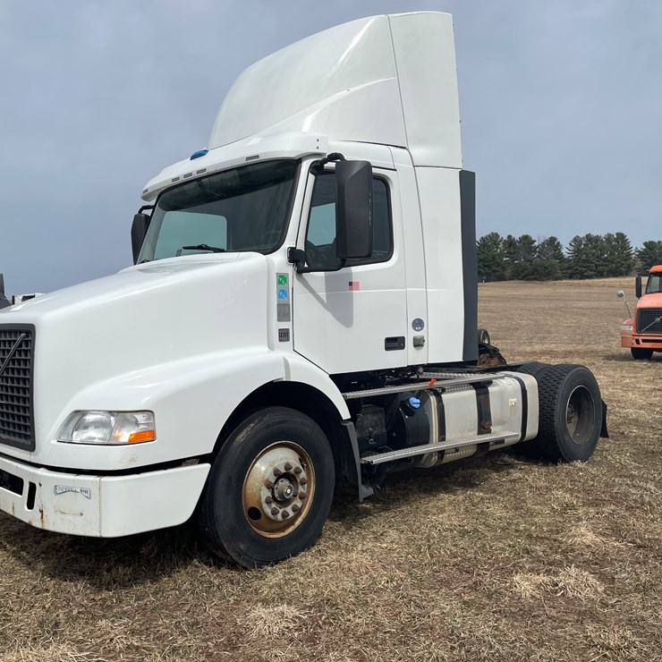 #116 • 2018 Volvo Single Axle Day Cab Semi Tractor (Has WI Title)