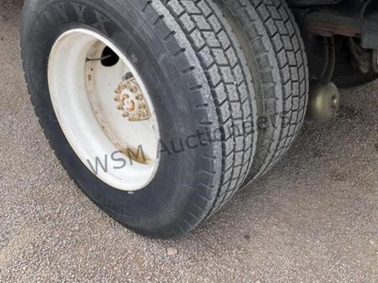 1996-freightliner-fl70-image-8