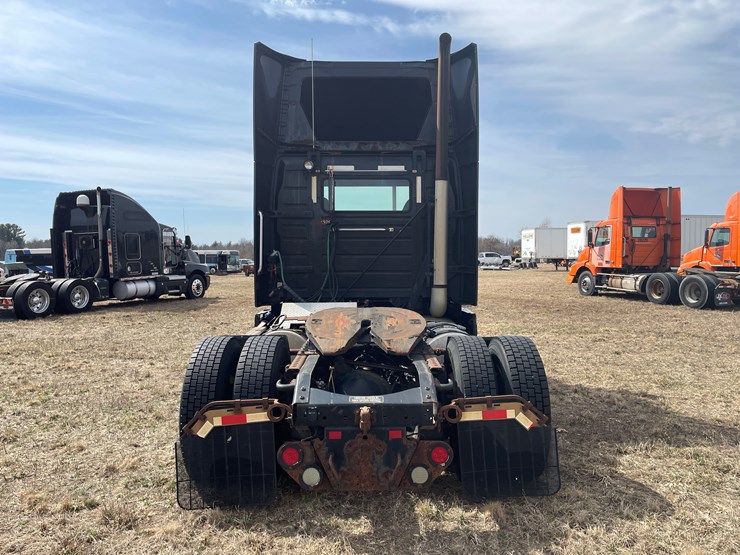 #115-•-2013-volvo-single-axle-day-cab-semi-tractor-(has-wi-title)-image-6