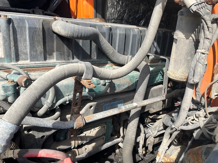 #123-•-2006-volvo-day-cab-semi-tractor-(has-wi-title)-image-66