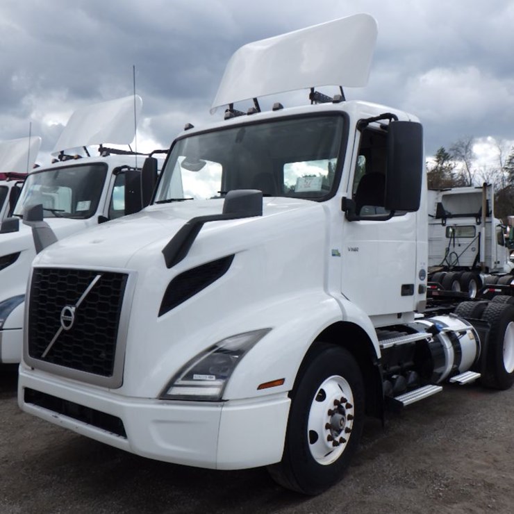 2019 VOLVO VNR300