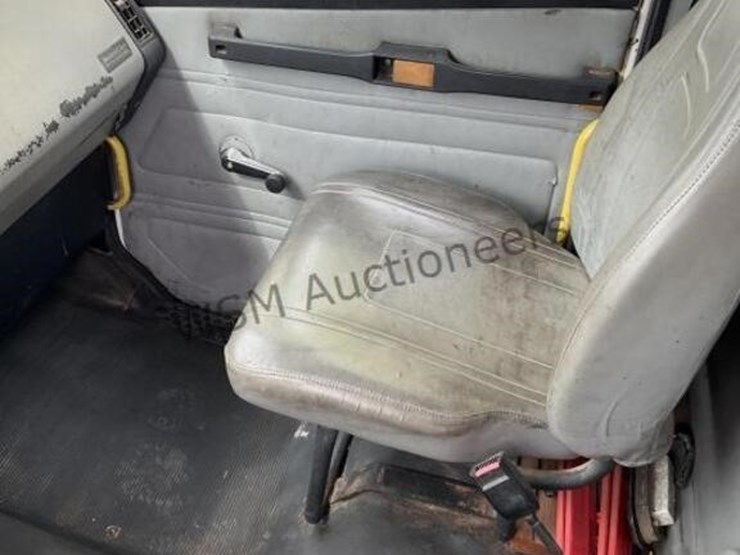 1996-freightliner-fl70-image-23