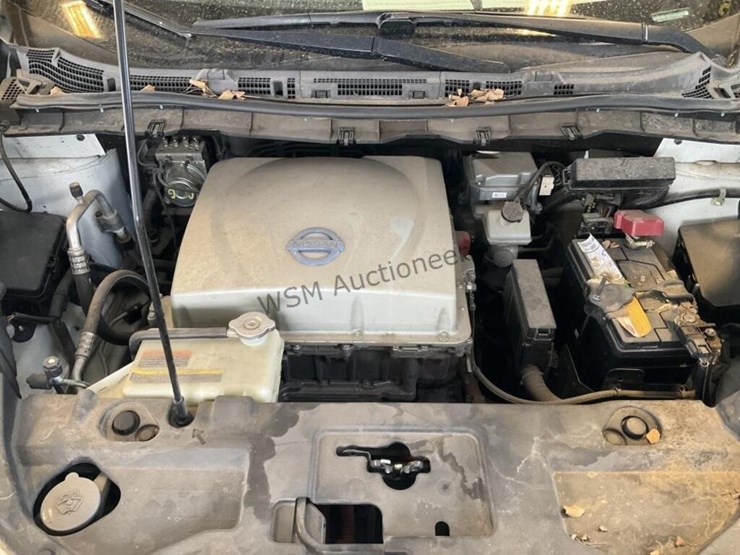 2015-nissan-leaf-s-hatchback-image-11