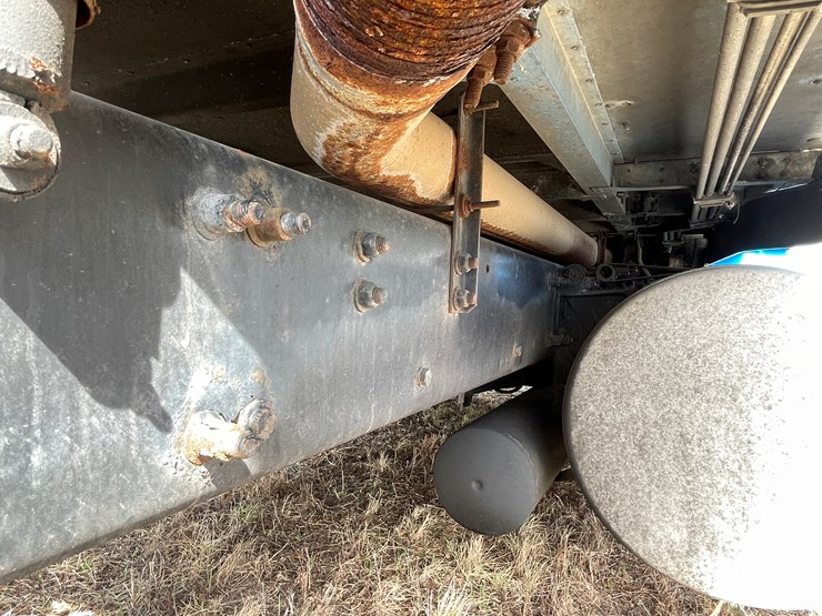 #134-•-2001-freightliner-century-class-sleeper-cab-semi-tractor-(has-wi-title)-(non-runner)-image-45