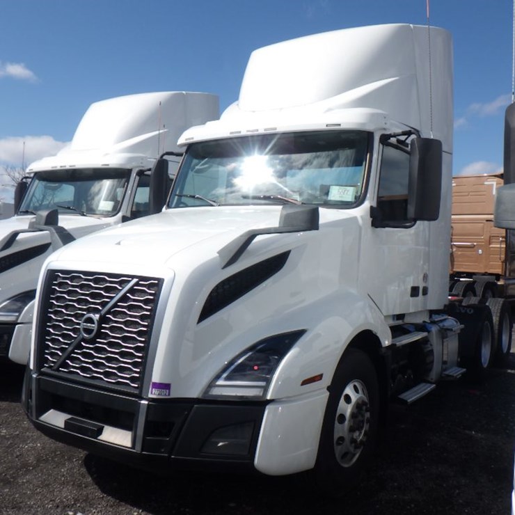 2021 VOLVO VNR300