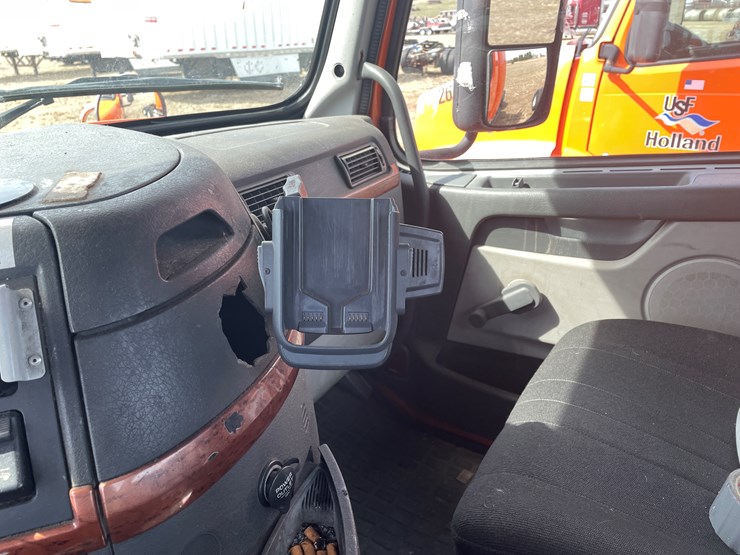 #122-•-2009-volvo-day-cab-semi-tractor-(has-wi-title)-image-79