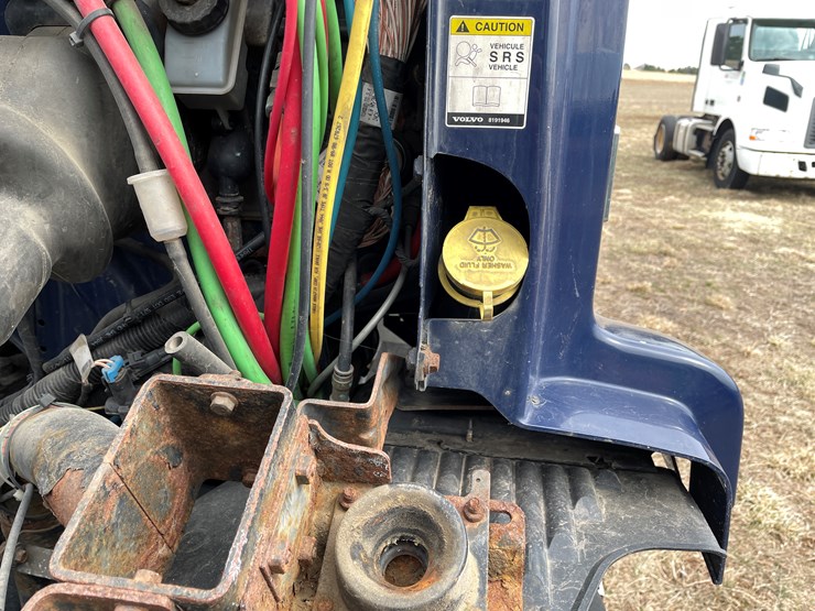 #117-•-2009-volvo-day-cab-semi-tractor-(has-wi-title)-image-53