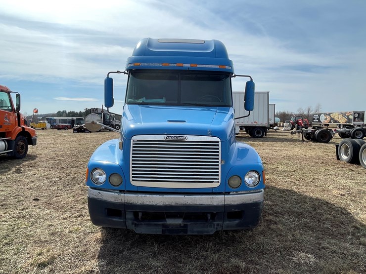 #134-•-2001-freightliner-century-class-sleeper-cab-semi-tractor-(has-wi-title)-(non-runner)-image-2