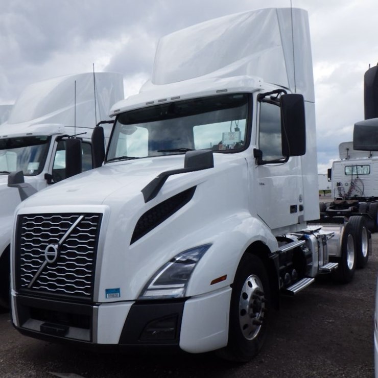 2021 VOLVO VNR300