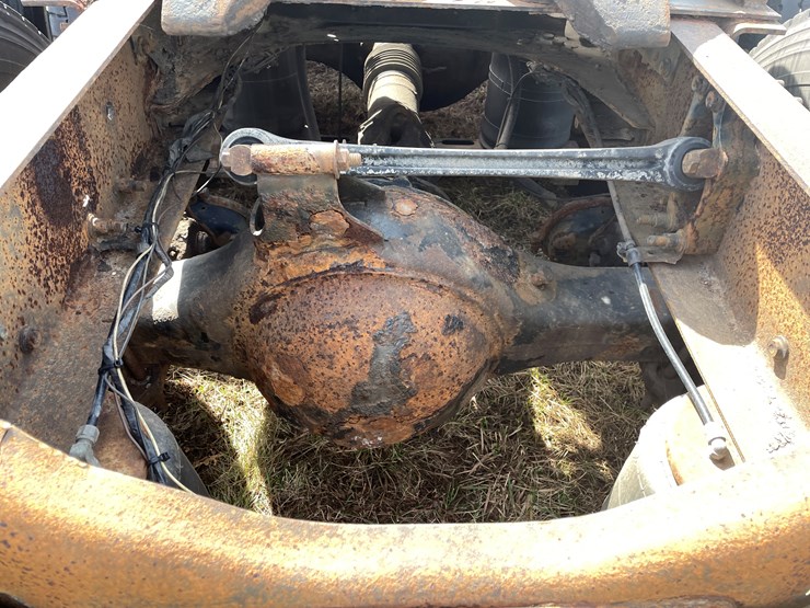 #123-•-2006-volvo-day-cab-semi-tractor-(has-wi-title)-image-41