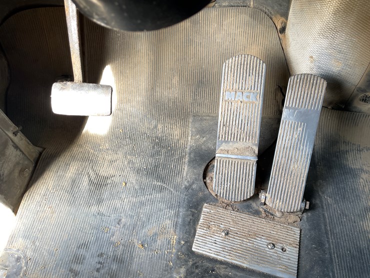 #401-•-1991-mac-rb688s-dump-truck-(has-mn-title)-image-69