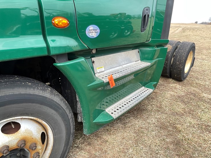 #113-•-2017-freightliner-single-axle-day-cab-semi-tractor-(has-wi-title)-image-12