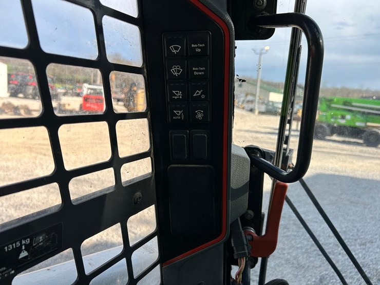 2022-bobcat-t76-image-26