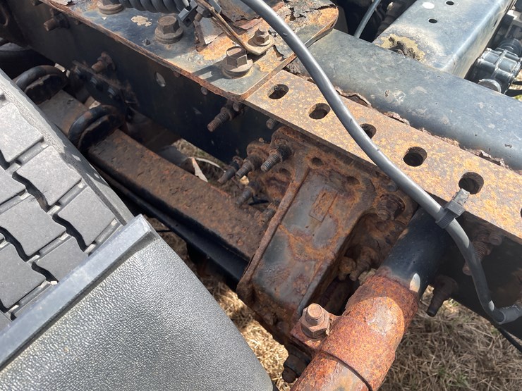 #115-•-2013-volvo-single-axle-day-cab-semi-tractor-(has-wi-title)-image-28