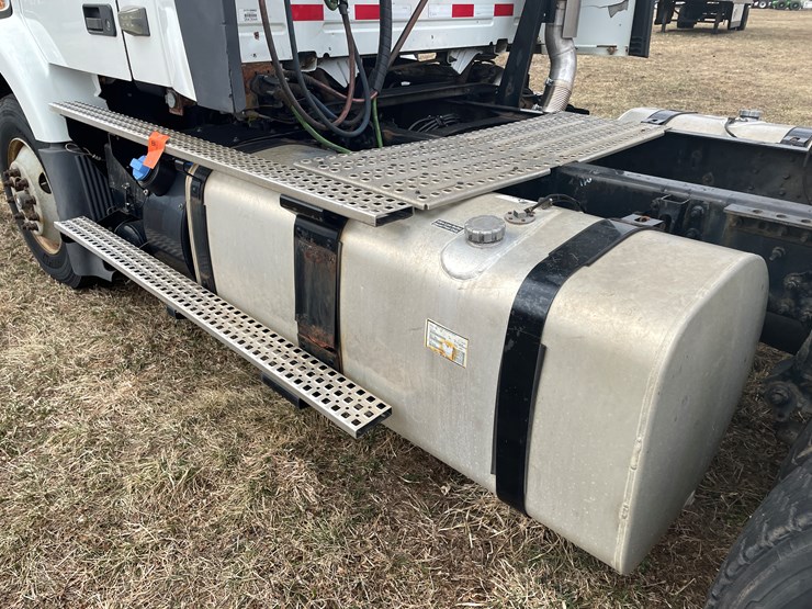 #116-•-2018-volvo-single-axle-day-cab-semi-tractor-(has-wi-title)-image-42