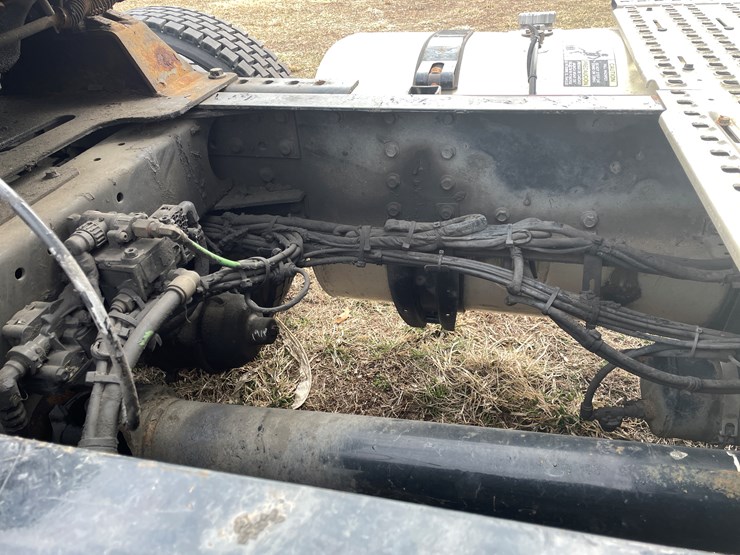 #116-•-2018-volvo-single-axle-day-cab-semi-tractor-(has-wi-title)-image-26