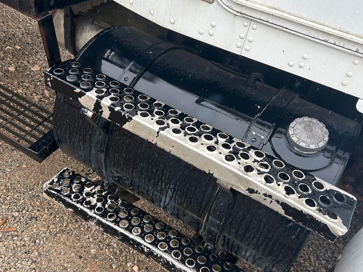 2007-kenworth-t300-image-35