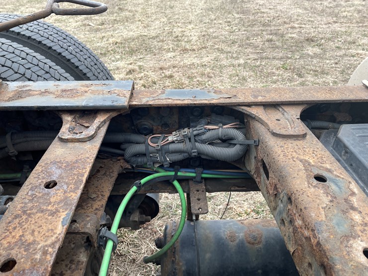 #114-•-2017-freightliner-single-axle-day-cab-semi-tractor-(has-wi-title)-image-28