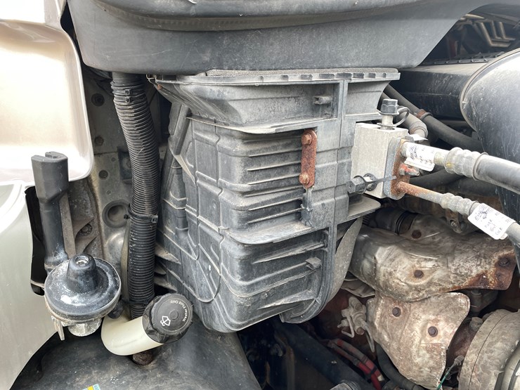 #104-•-2016-freightliner-cascade-evolution-sleeper-cab-semi-tractor-(has-wi-title)-image-52