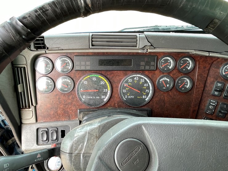 #134-•-2001-freightliner-century-class-sleeper-cab-semi-tractor-(has-wi-title)-(non-runner)-image-82