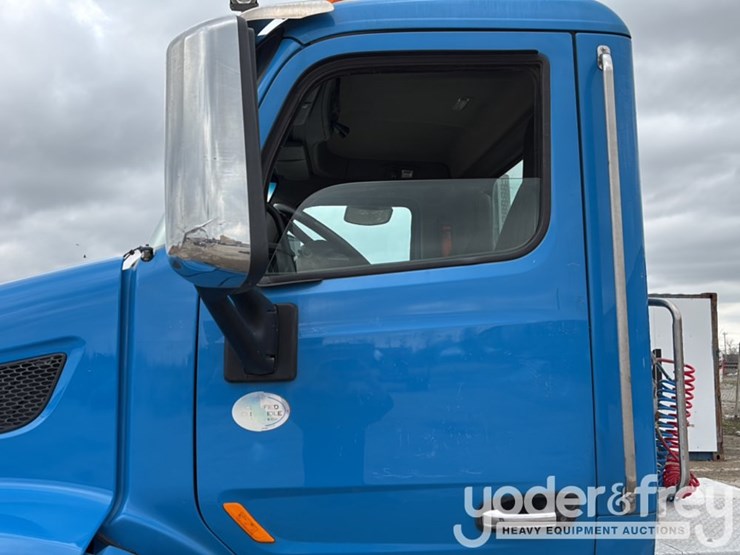 2018-peterbilt-579-image-11