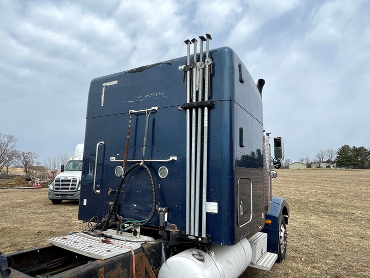 1999-peterbilt-377-image-39