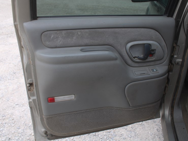 2000-chevrolet-k3500-image-31