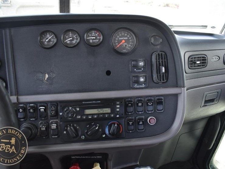2012-peterbilt-384-image-43
