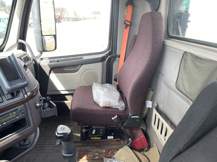 #115-•-2013-volvo-single-axle-day-cab-semi-tractor-(has-wi-title)-image-65