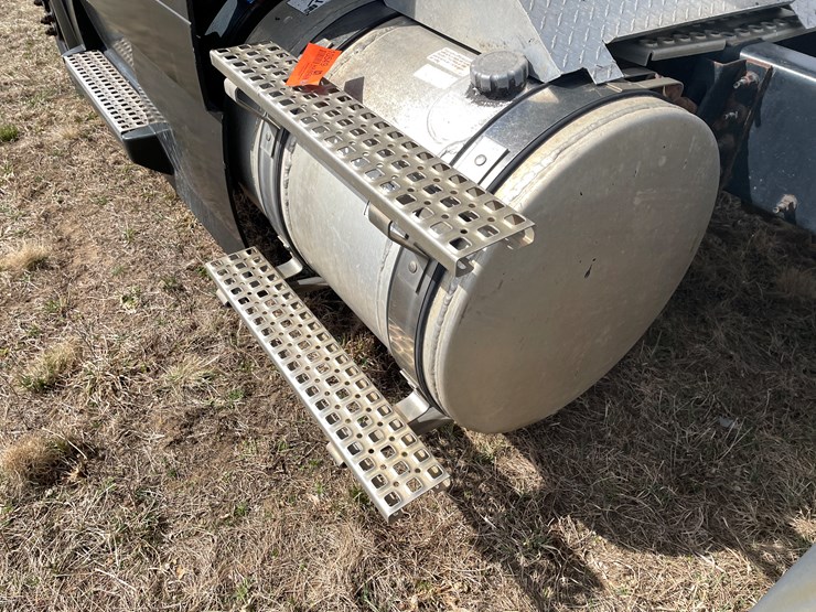 #115-•-2013-volvo-single-axle-day-cab-semi-tractor-(has-wi-title)-image-44