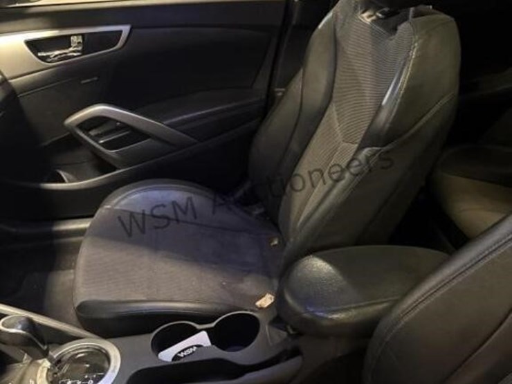 2016-hyundai-veloster-coupe-image-22