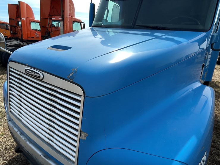 #134-•-2001-freightliner-century-class-sleeper-cab-semi-tractor-(has-wi-title)-(non-runner)-image-11