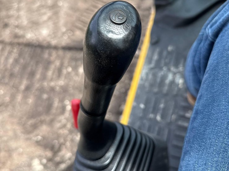 2021-komatsu-pc210-lc-11-image-33