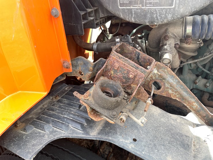 #121-•-2009-volvo-day-cab-semi-tractor-(has-wi-title)-image-72