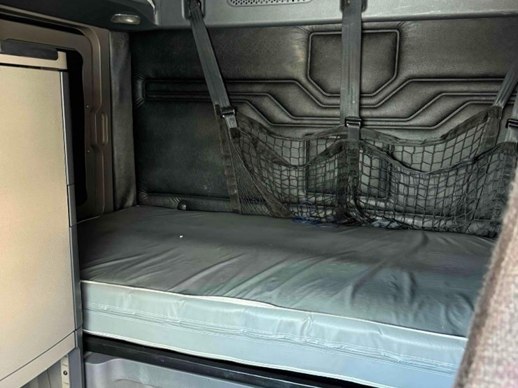 2011-freightliner-cascadia-125-image-14