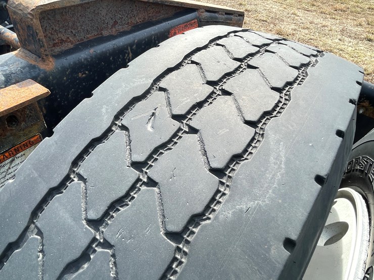 #134-•-2001-freightliner-century-class-sleeper-cab-semi-tractor-(has-wi-title)-(non-runner)-image-30