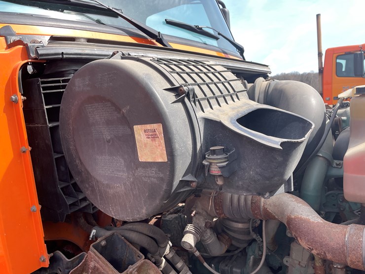 #122-•-2009-volvo-day-cab-semi-tractor-(has-wi-title)-image-69