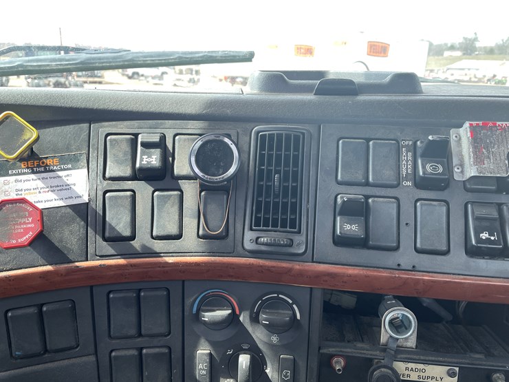 #121-•-2009-volvo-day-cab-semi-tractor-(has-wi-title)-image-82