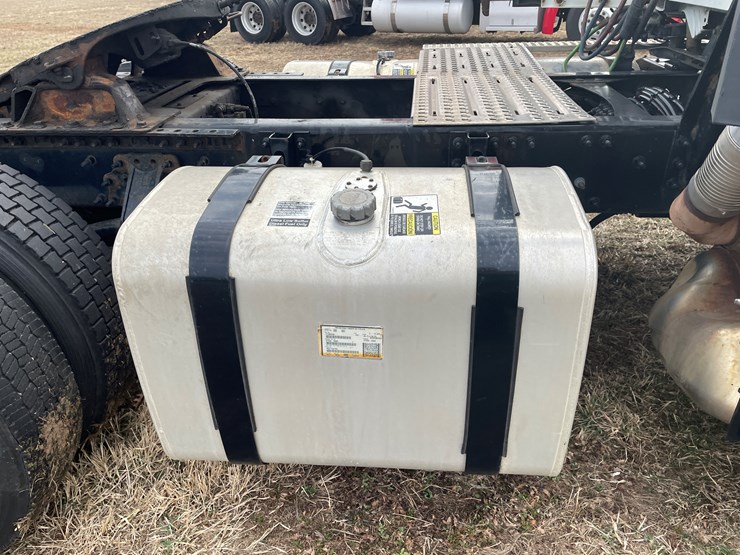 #116-•-2018-volvo-single-axle-day-cab-semi-tractor-(has-wi-title)-image-19