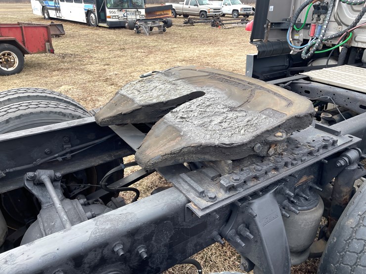 #104-•-2016-freightliner-cascade-evolution-sleeper-cab-semi-tractor-(has-wi-title)-image-30